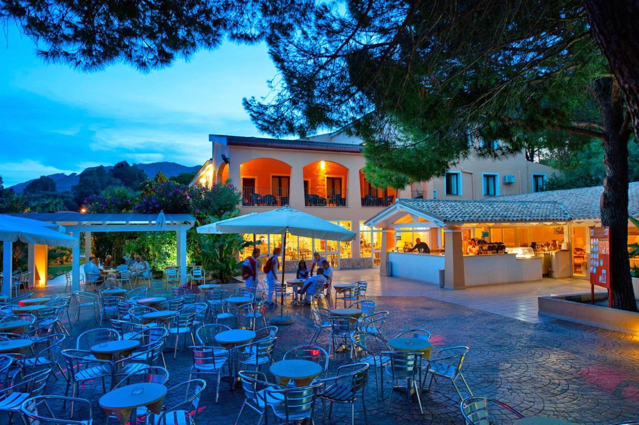 Отель Amareclub Rocca Dorada Санта-Маргерита-ди-Пула Экстерьер фото