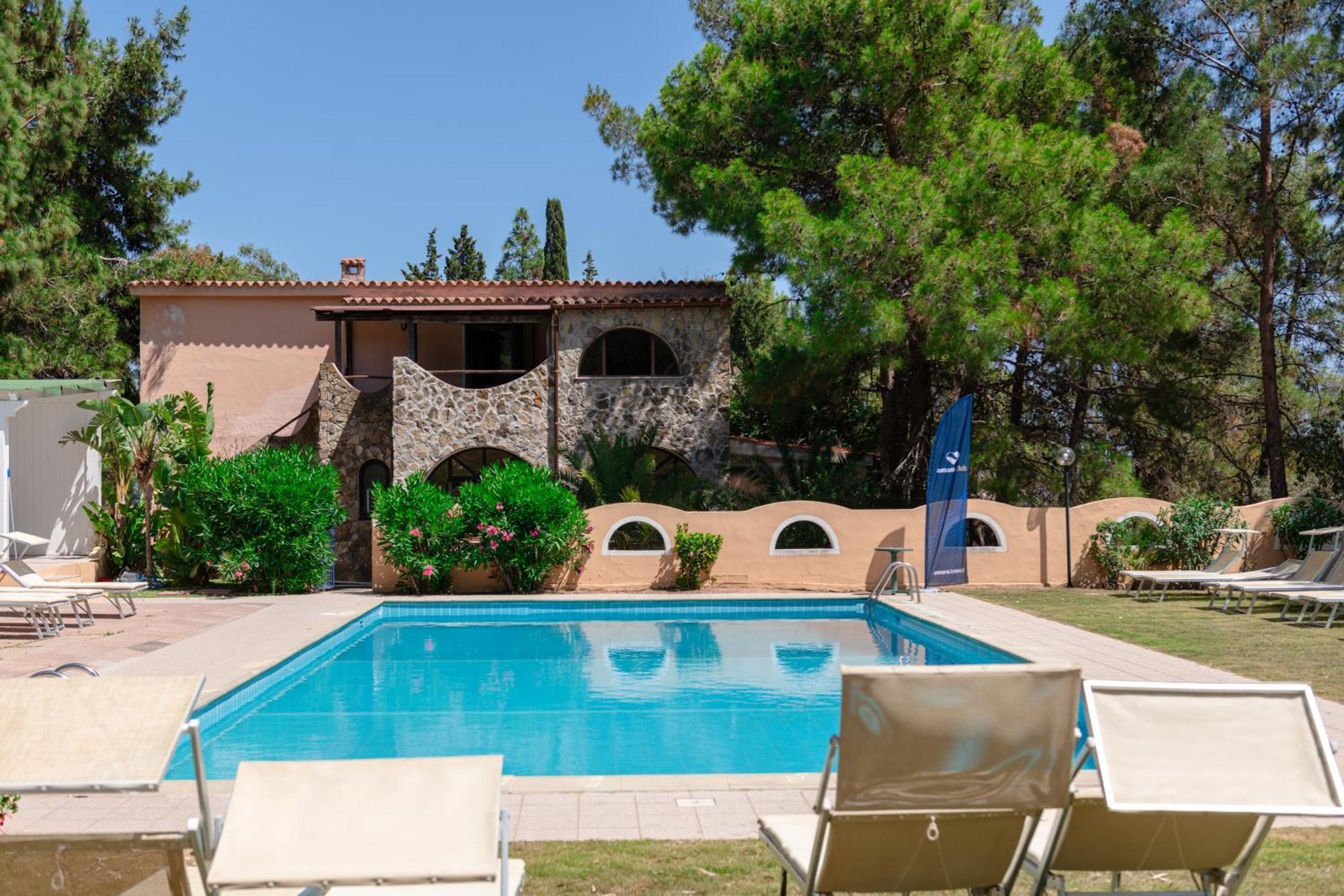 Отель Amareclub Rocca Dorada Санта-Маргерита-ди-Пула Экстерьер фото