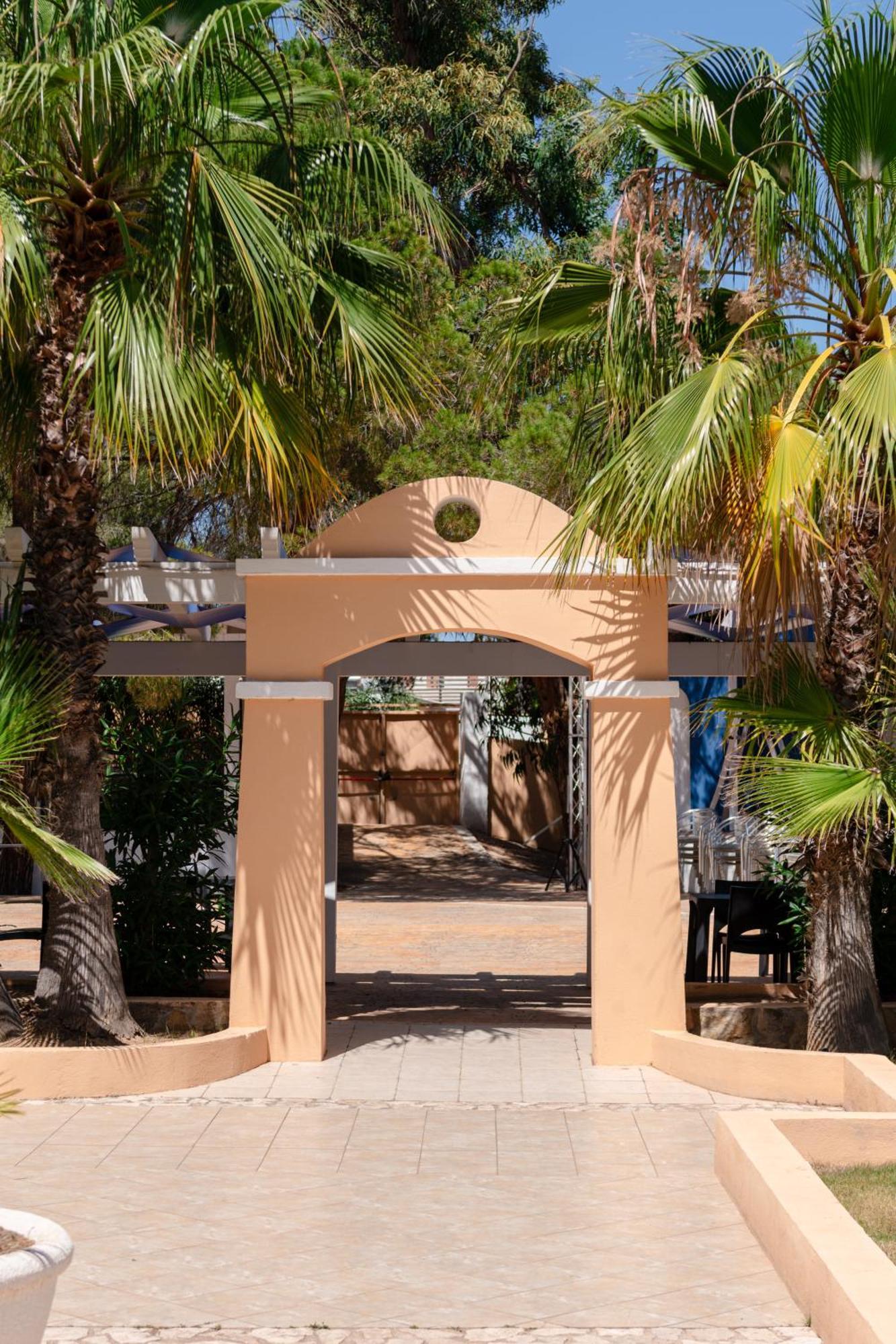 Отель Amareclub Rocca Dorada Санта-Маргерита-ди-Пула Экстерьер фото