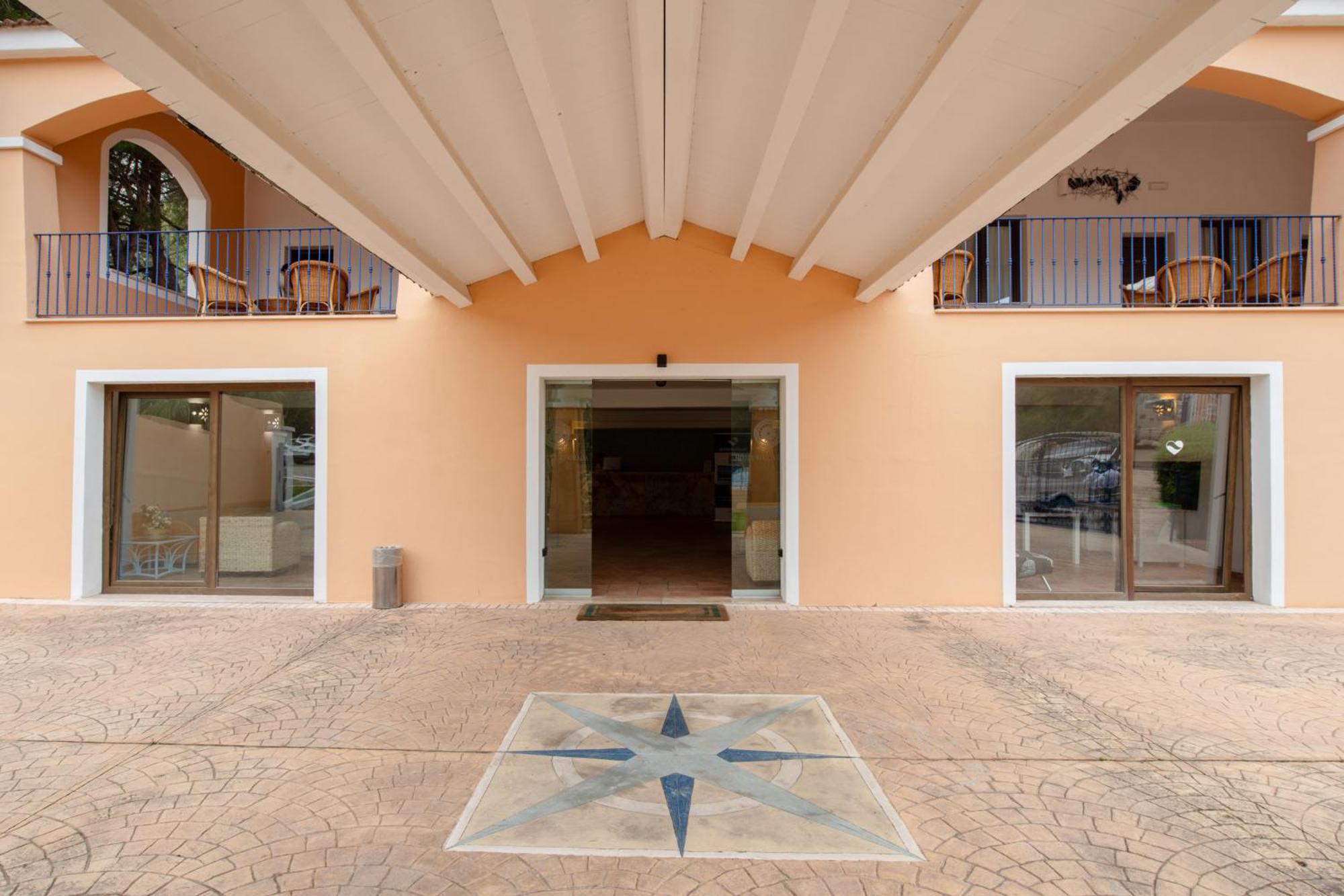 Отель Amareclub Rocca Dorada Санта-Маргерита-ди-Пула Экстерьер фото